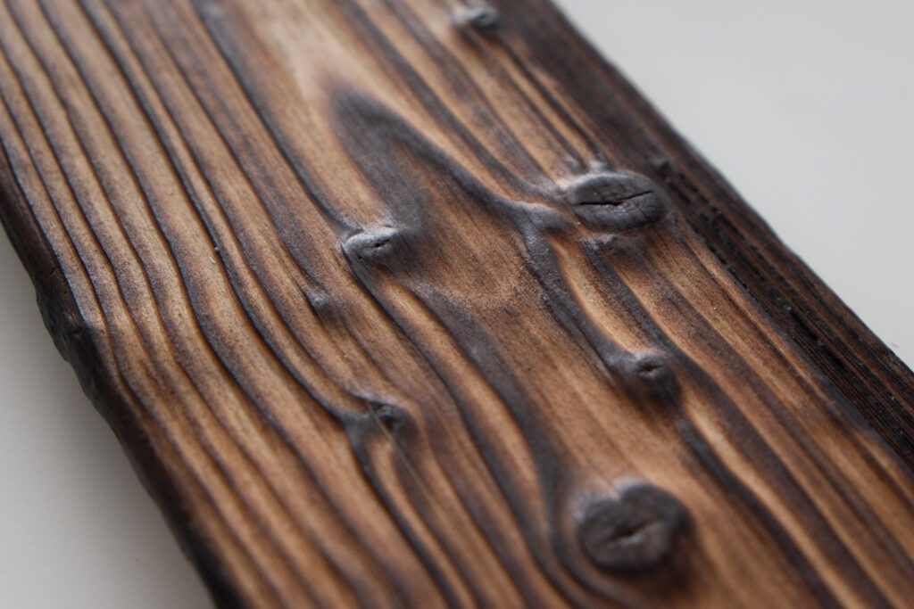 Natūralios degintos medienos dailylentės