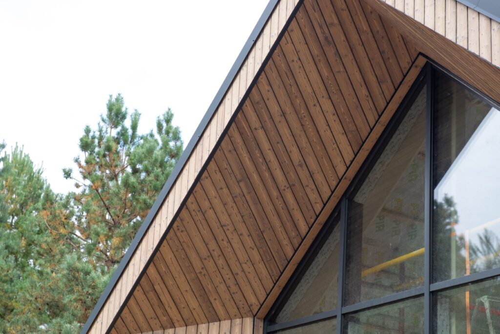 Degintos eglės dailylentės fasadui, spalva Medeksa Sand