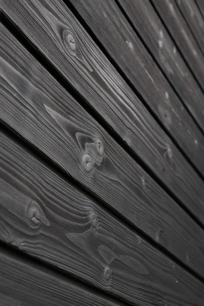 Deginta eglės mediena spalva Medeksa Black