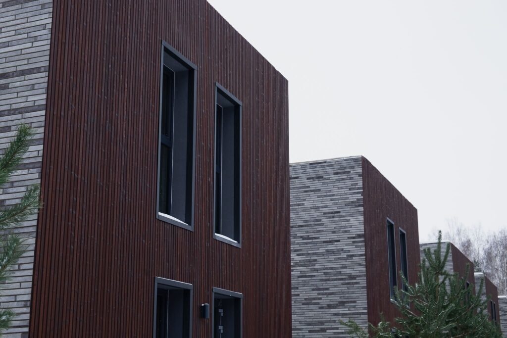 Deginta mediena, spalva Rust