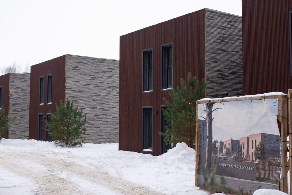 Deginta mediena fasadui Klaipėda